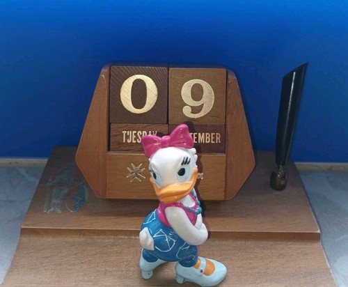 Walt disney daisy duck - disney,